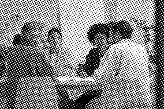 Groupe de personnes concentrées autour d’une table, illustrant la collaboration des organismes de formation pour la transition écologique