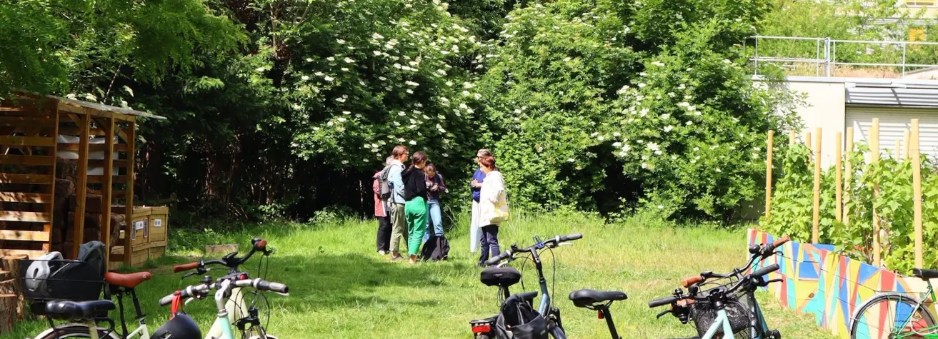 Plusieurs personnes dans la nature avec des vélos au premier plan