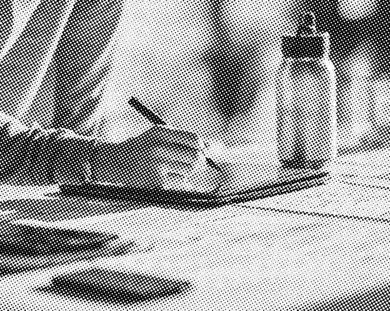 Personne prenant des notes dans un lieu partagé en consultant des ressources sur les aides à la formation